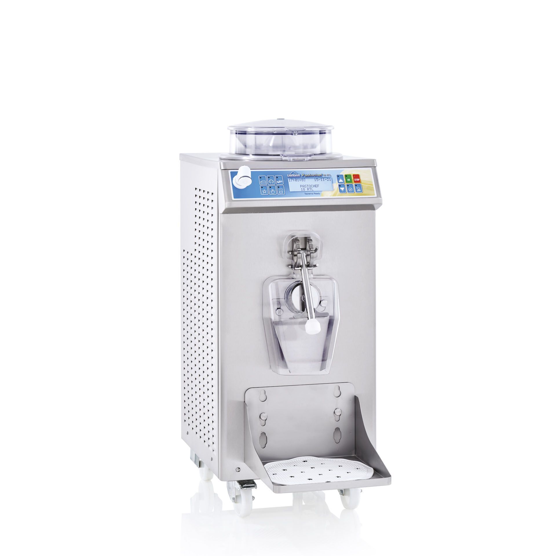 Machine à glace professionnelle en acier inoxydable, pour gelato ou crème glacée molle, montée sur roulettes sur fond blanc.