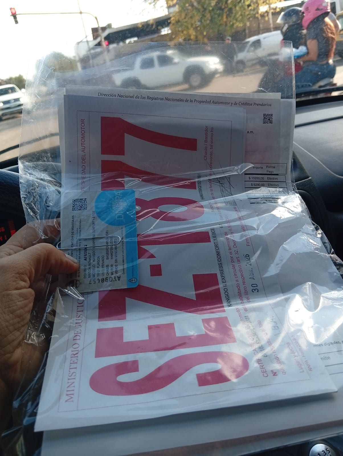 Una mano sostiene un paquete de plástico transparente con la palabra