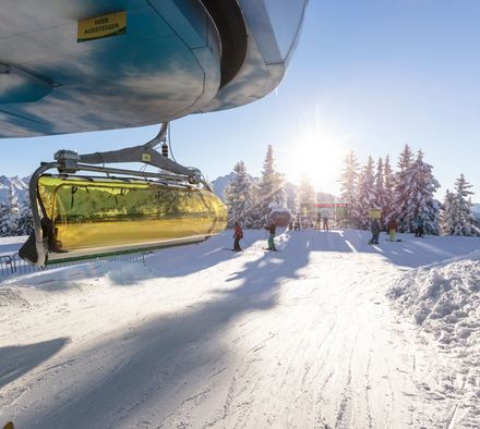 Uno ski lift scende lungo un pendio innevato.