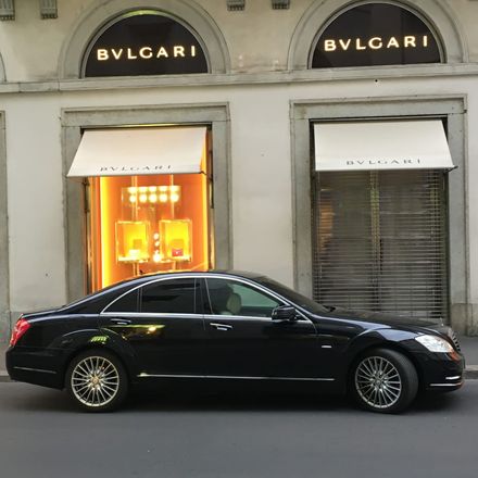 Un'auto nera è parcheggiata davanti a un negozio Bvlgari