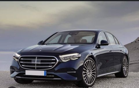 Un'auto nera con una targa che dice eb 821xh