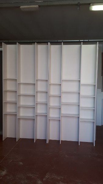 Mobile a scomparsa con scomparti verticali in legno