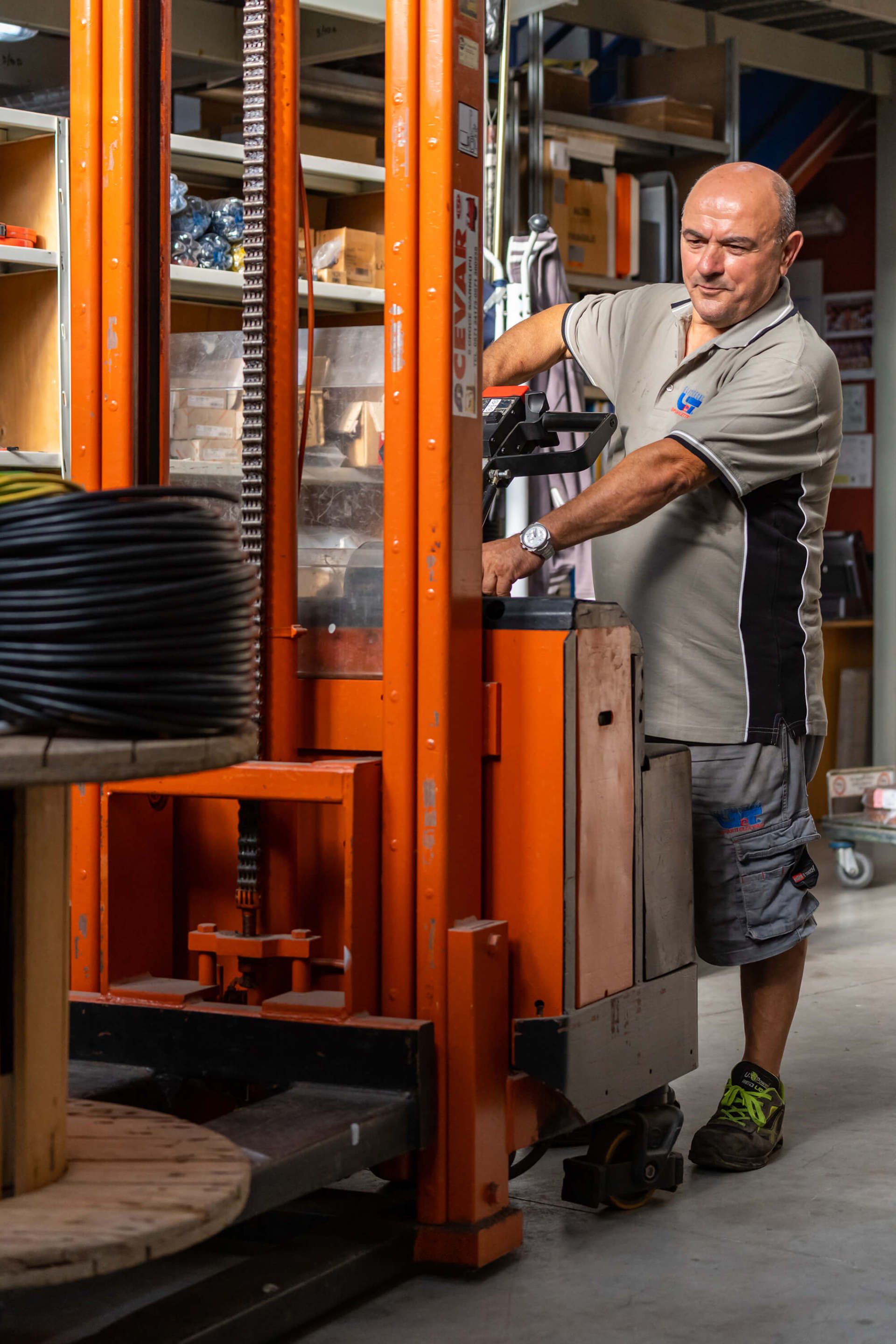 operaio in azienda durante la movimentazione di alcune merci