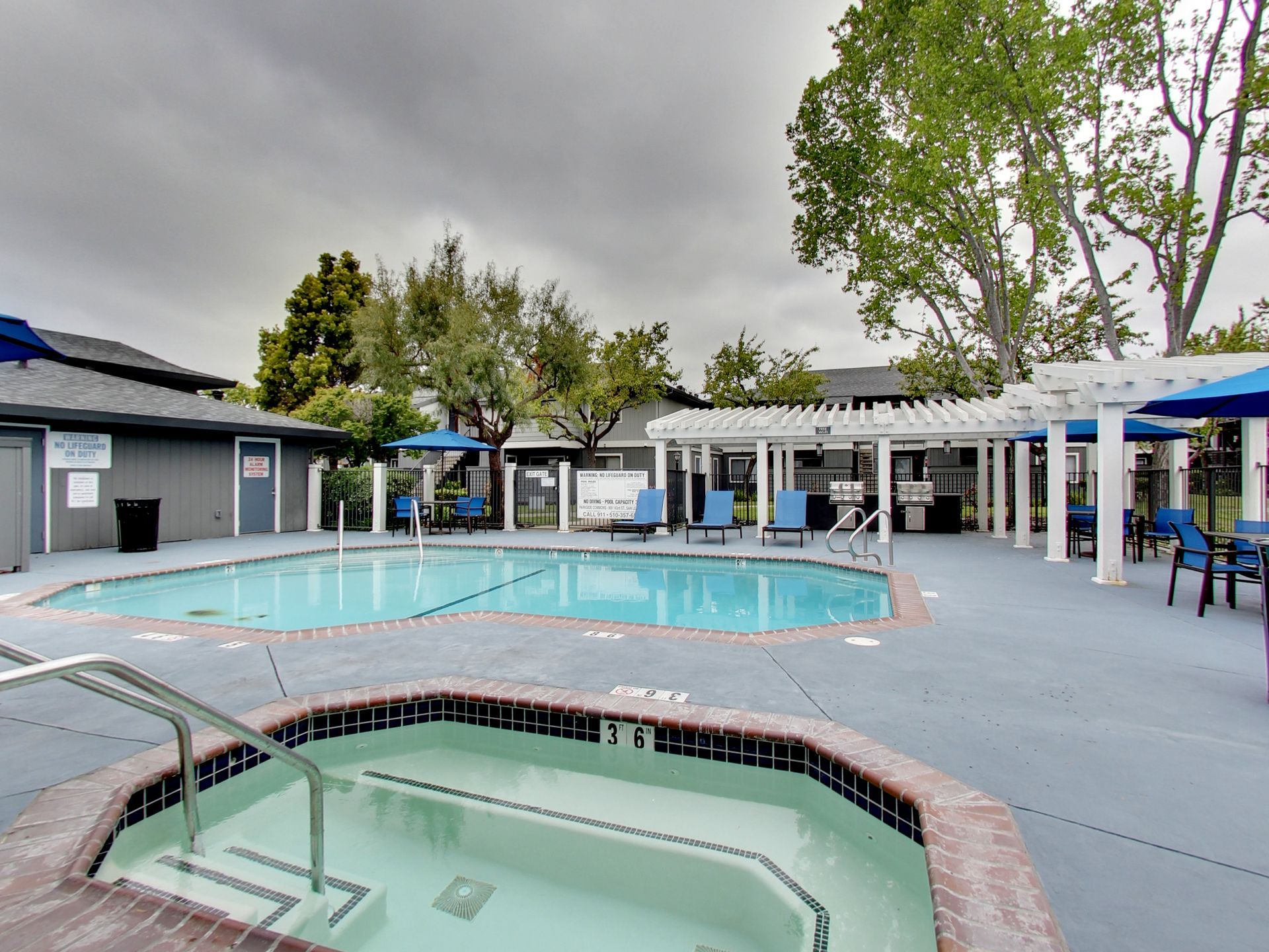 Swimming Pool & Jacuzzi