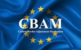 歐盟碳邊境調整機制（CBAM）可能迎來重大修正。根據最新草案，正式課徵碳關稅的時間將推遲至2027年，中小型進口商有機會獲豁免資格，而對不合規企業的罰則將加重，罰金最高可能達原先的5倍。