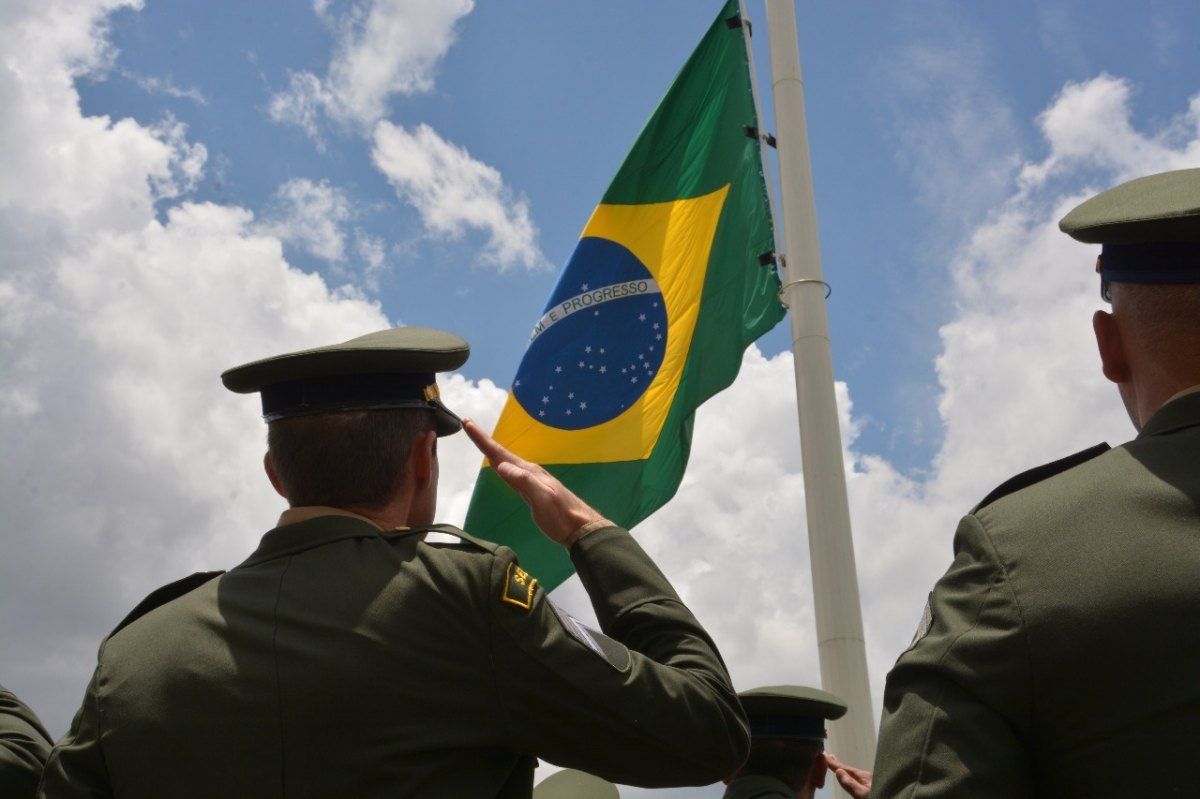 Artigo, No Dia da Bandeira, mais uma continência à bandeira