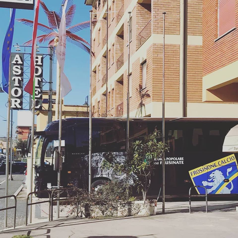 Pullman del Frosinone calcio davanti all'hotel