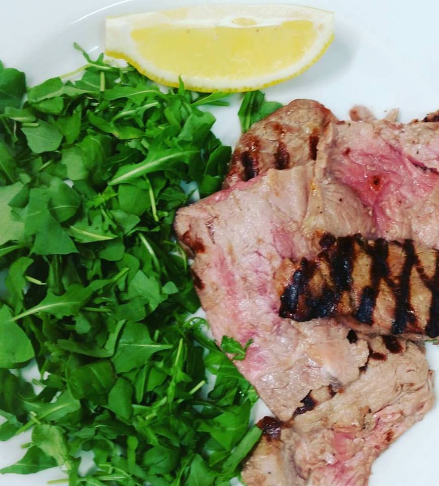 Carne alla griglia con insalata