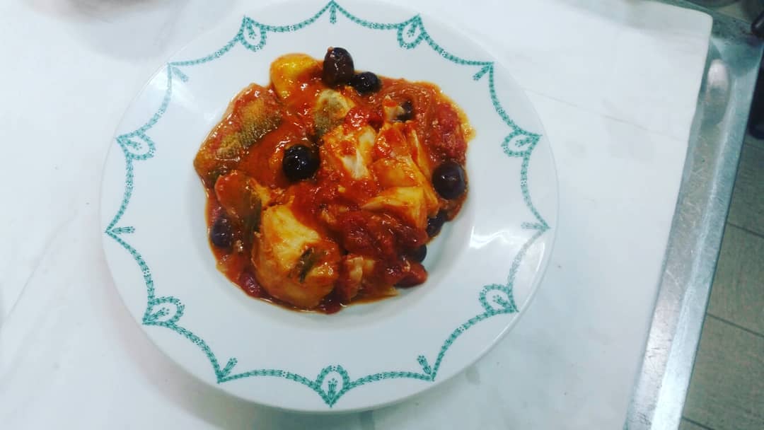 Pesce con pomodoro e olive