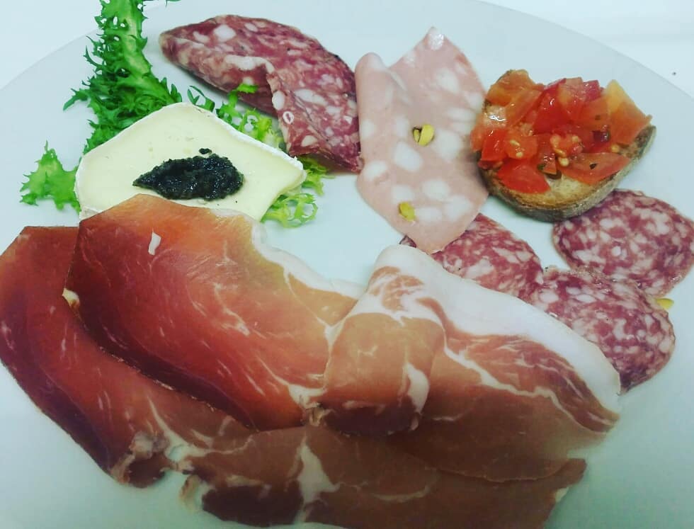 Piatto di salumi e formaggi