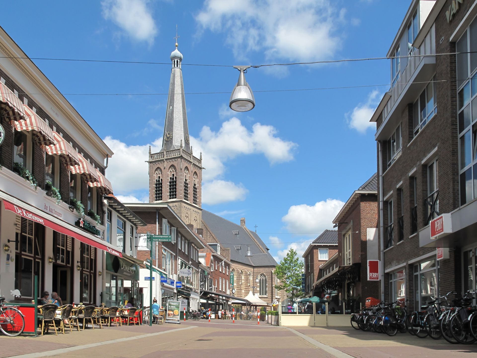 Een stadsstraat met een kerk op de achtergrond