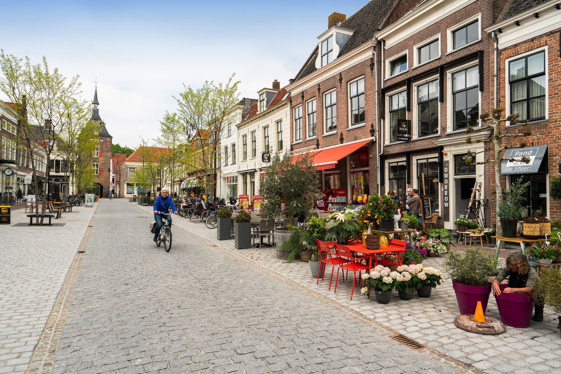 Een man fietst over een geplaveide straat.