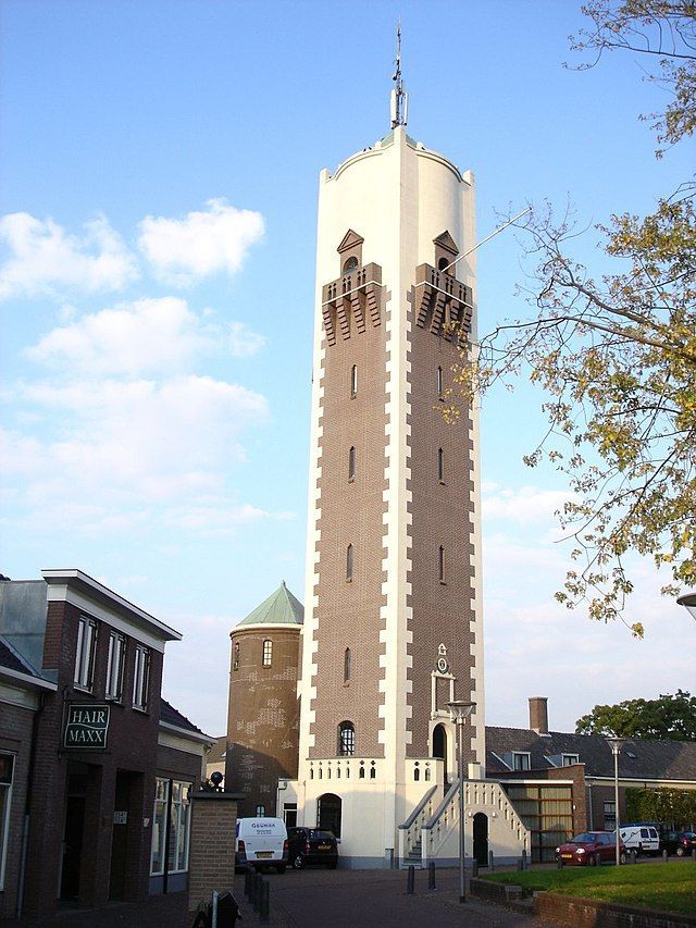 Een klokkentoren met het cijfer 1 erop