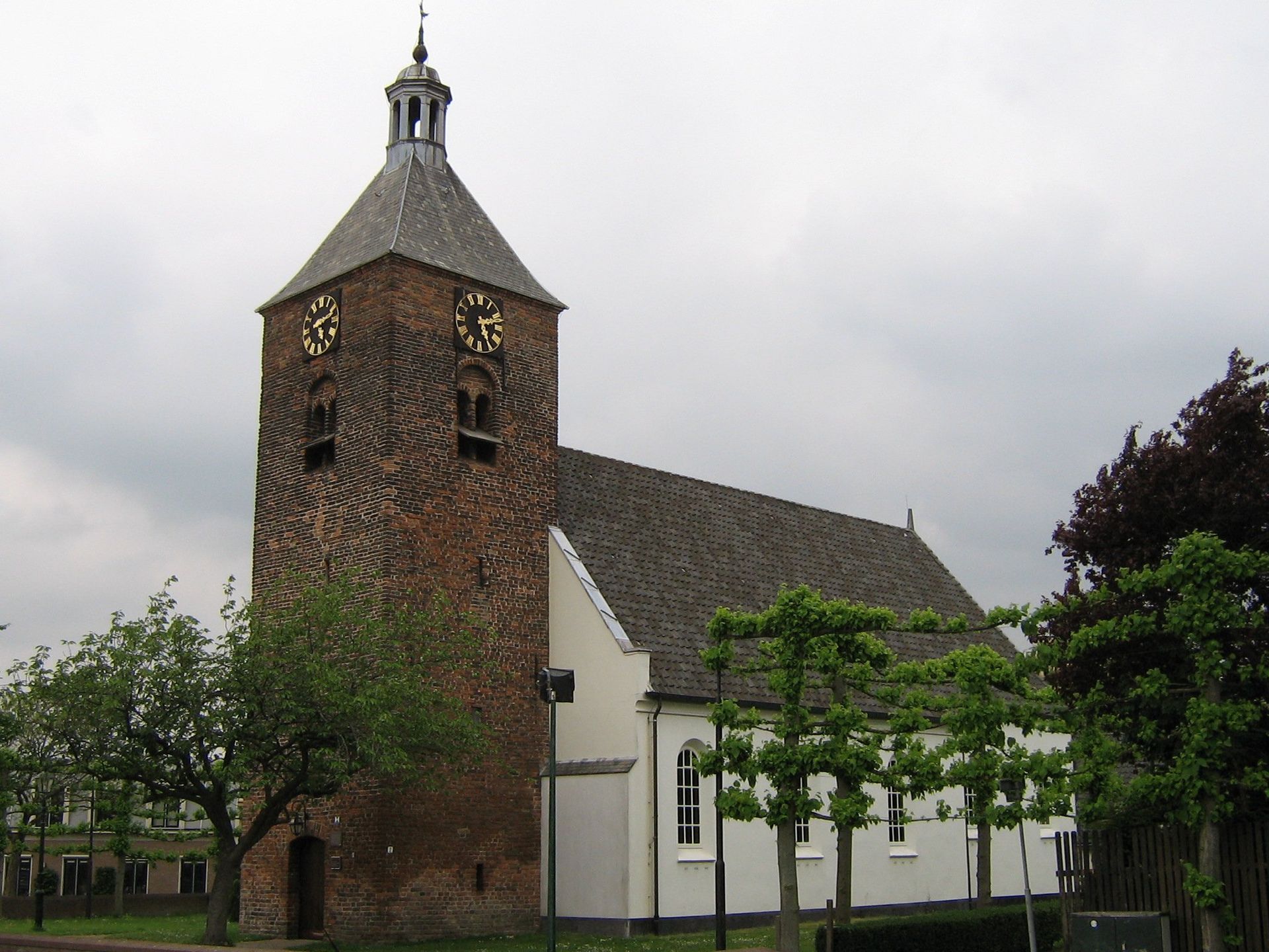 Een kerk met een klok erop