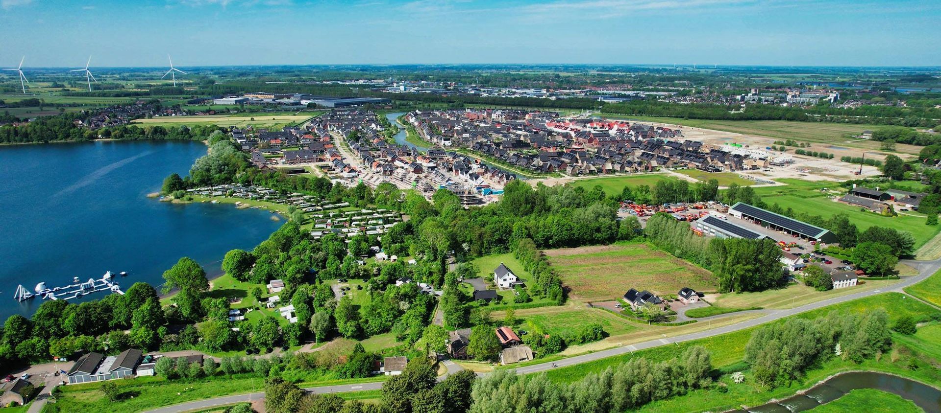 Een luchtfoto van een woonwijk aan een meer.