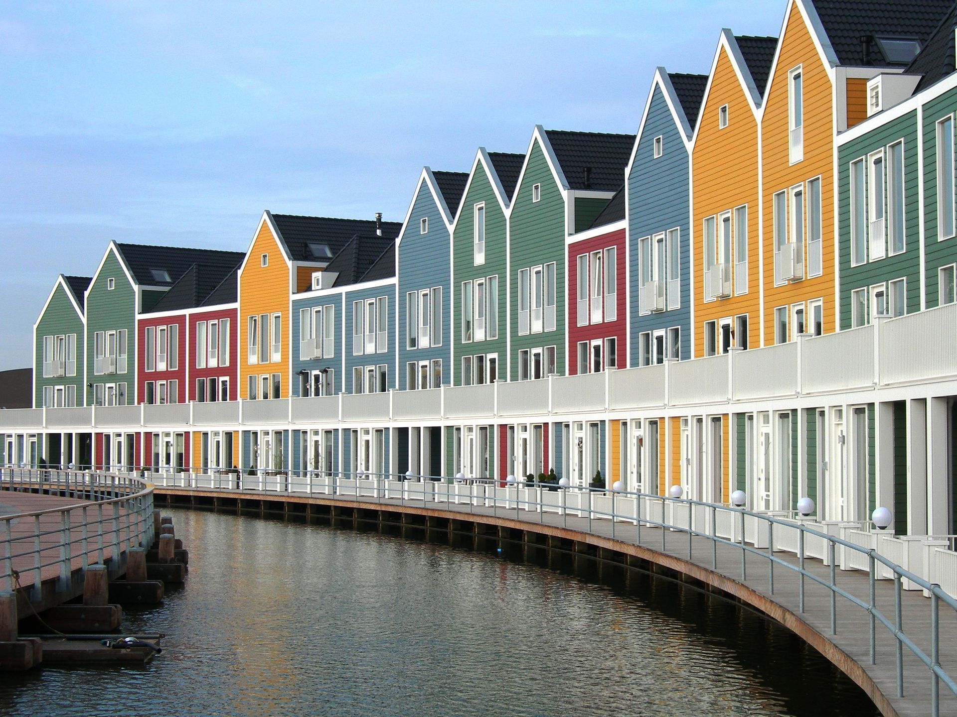 Een rij kleurrijke huizen naast een waterpartij