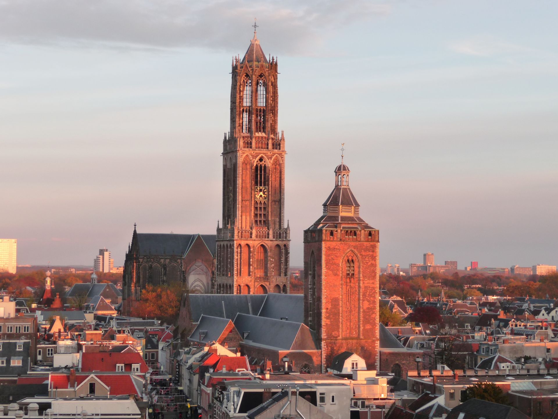 Een luchtfoto van een stad met een grote kerk op de voorgrond