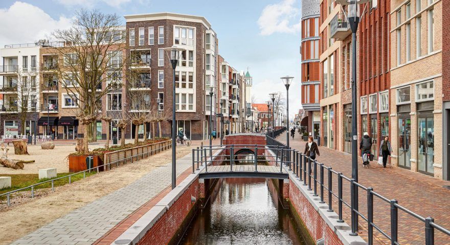 Er is een brug over een rivier in het midden van de stad.