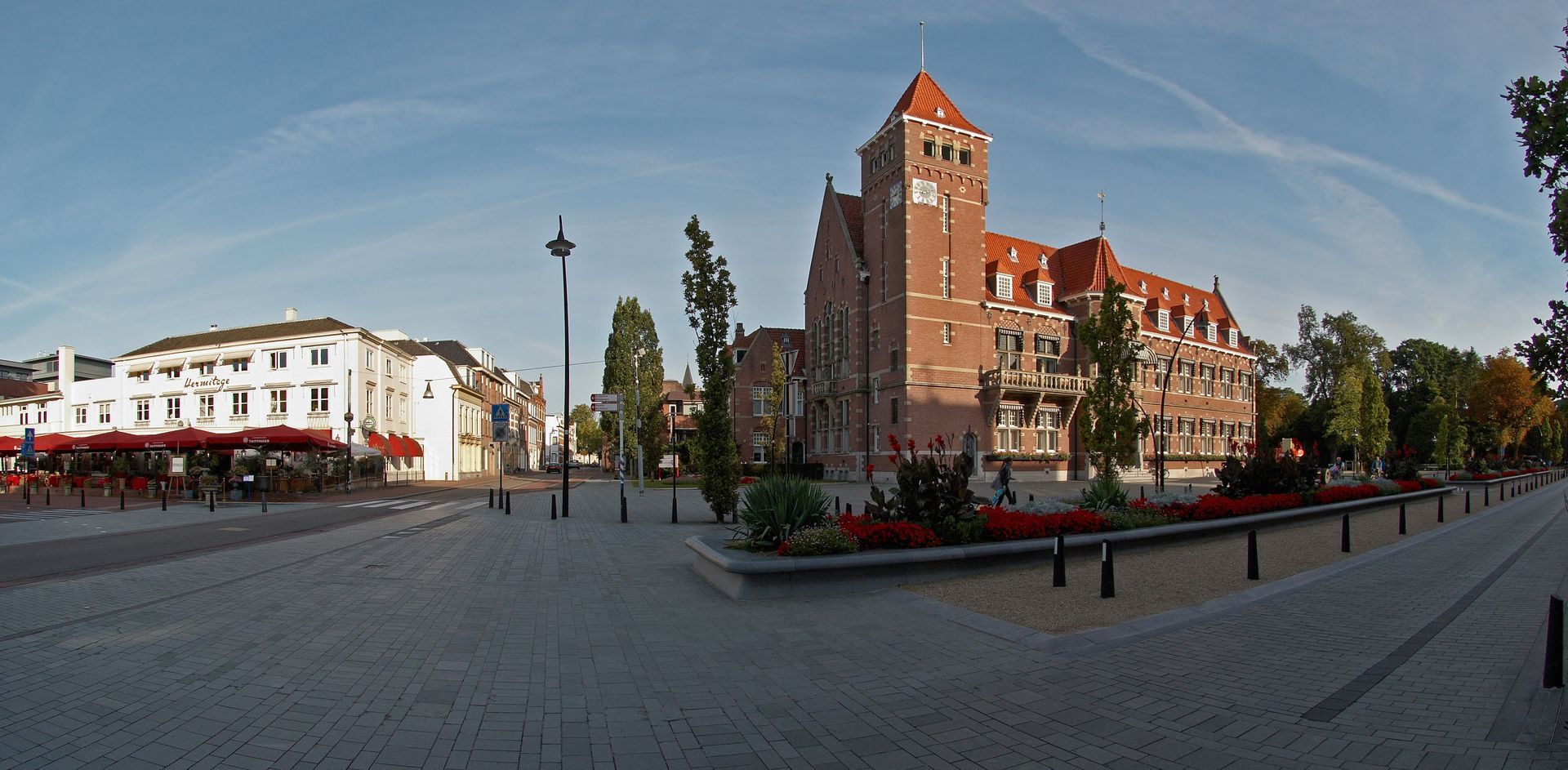 Een groot gebouw met daarop een klokkentoren