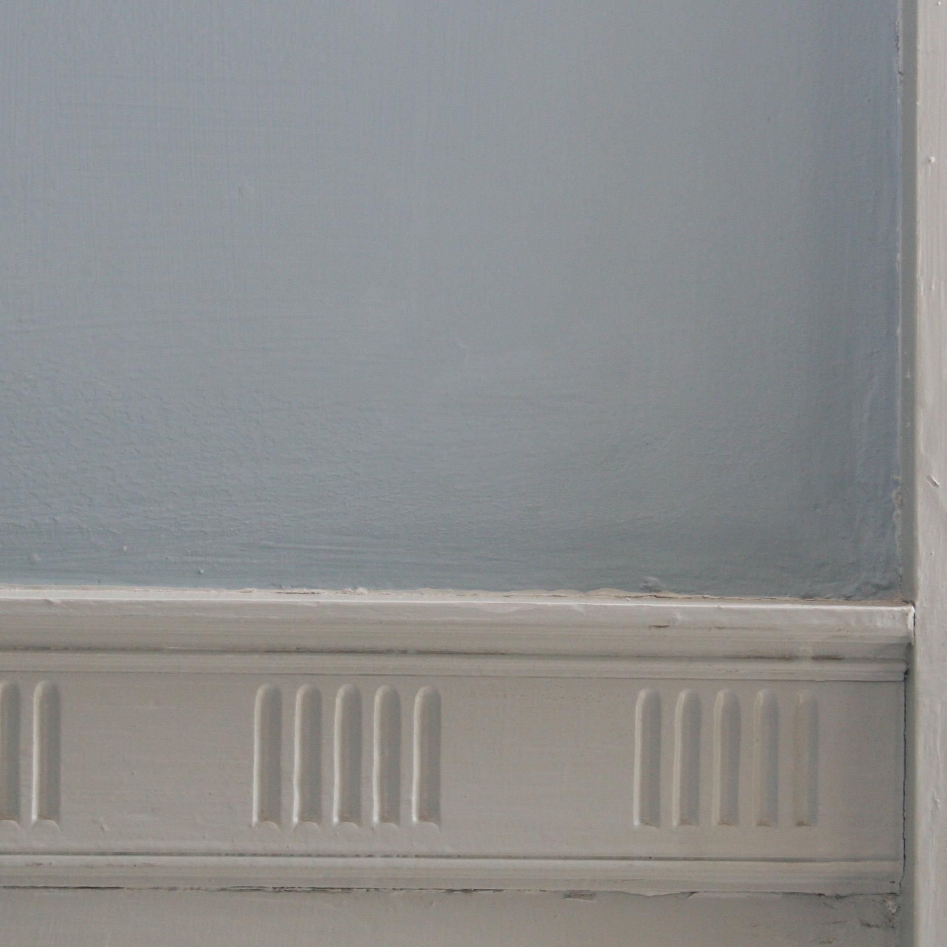 A close up of a white molding on a wall.