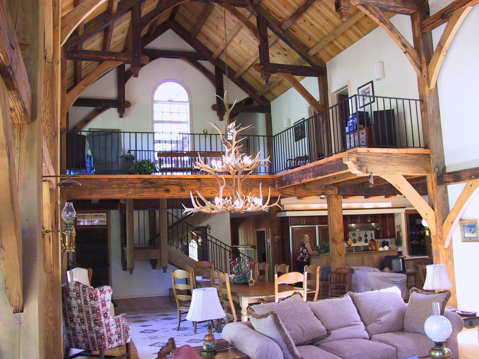 A living room with a couch and a chandelier hanging from the ceiling
