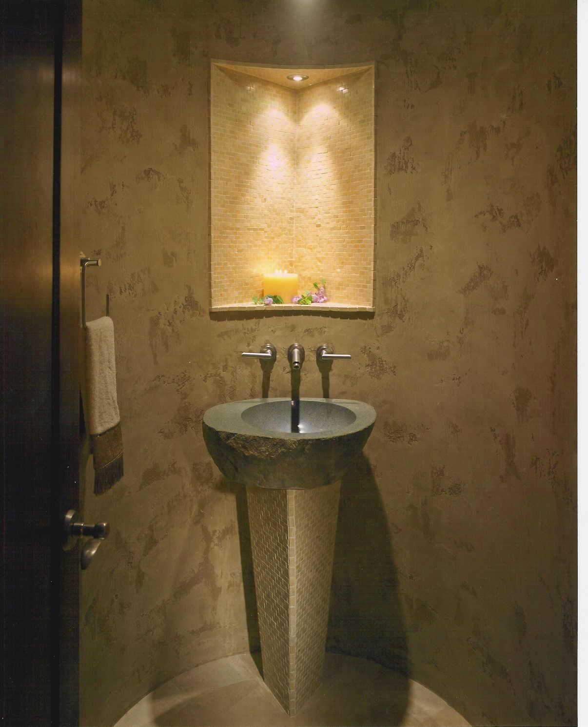 A bathroom with a sink and a mirror above it