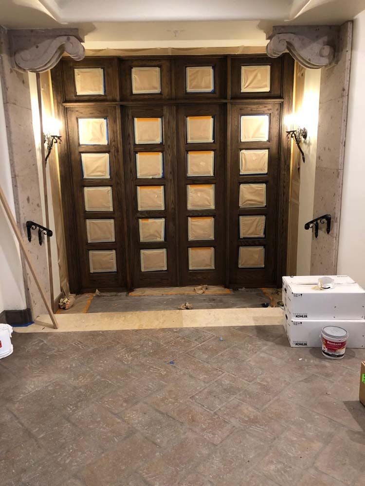 A room with a door and boxes on the floor.