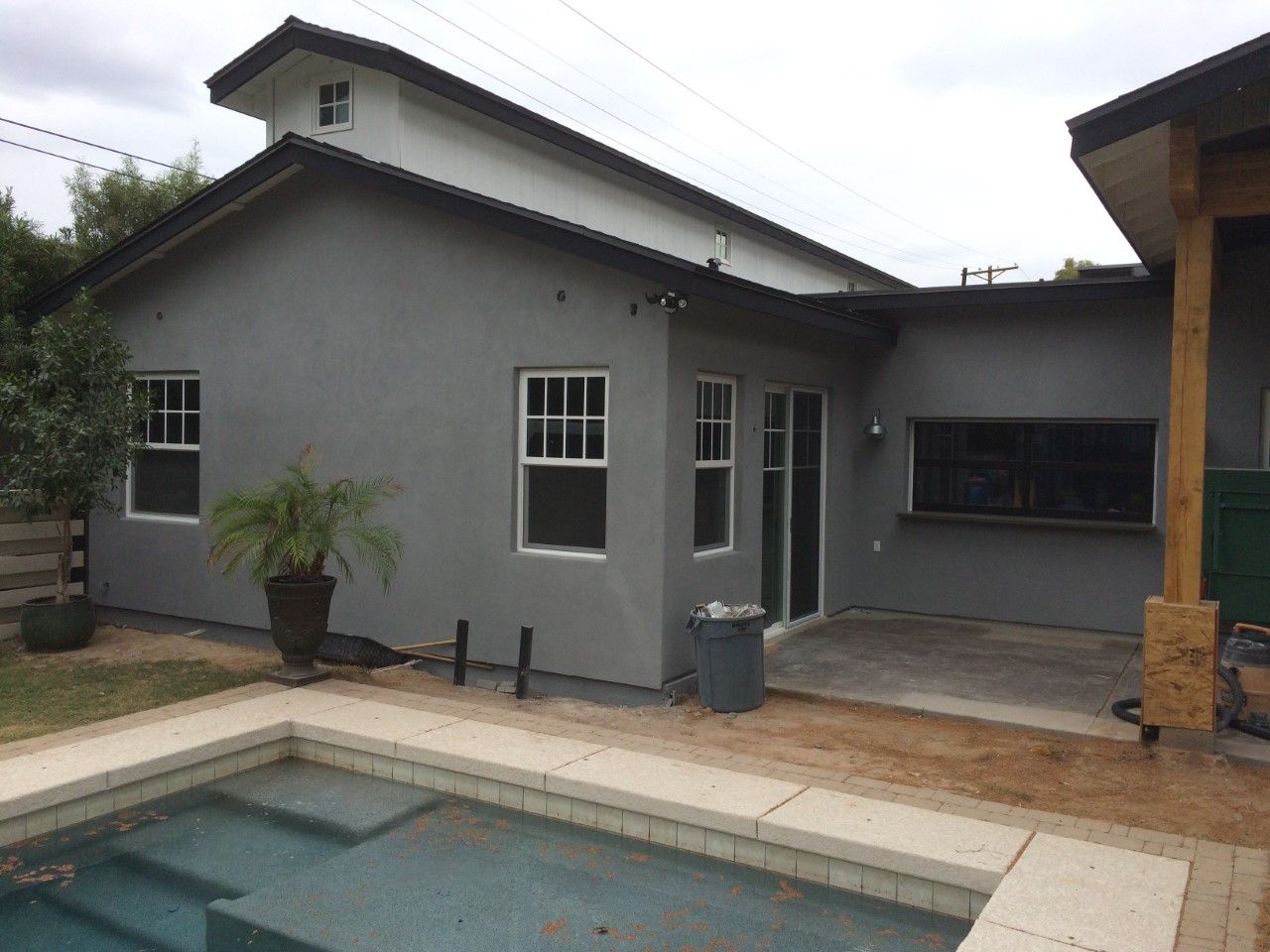 A house with a swimming pool in front of it
