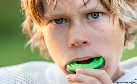 Damit Zähne und Kiefer wirklich geschützt sind, muss ein Sport-Gebissschutz hohe Anforderungen erfüllen.