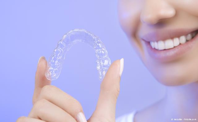 Aligner: Zahnregulierung mit herausnehmbaren, dünnen und transparenten Folien