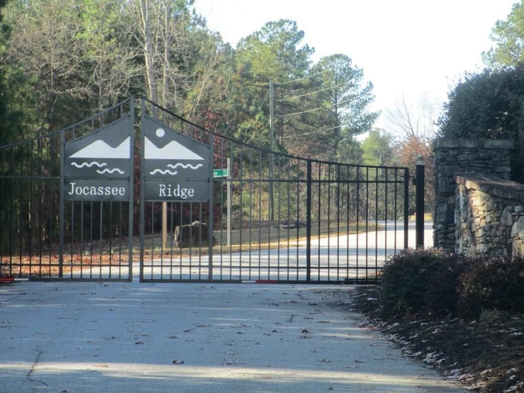 A gate with a sign that says jocnasaw ridge