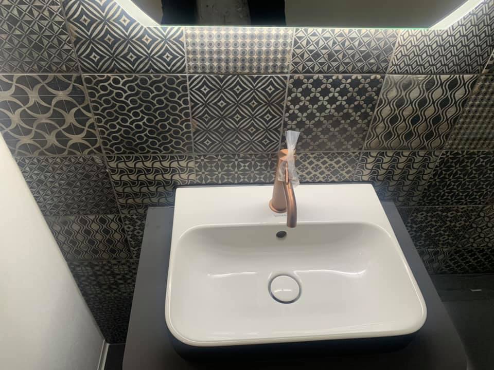 Modernes Waschbecken und Wandmosaik