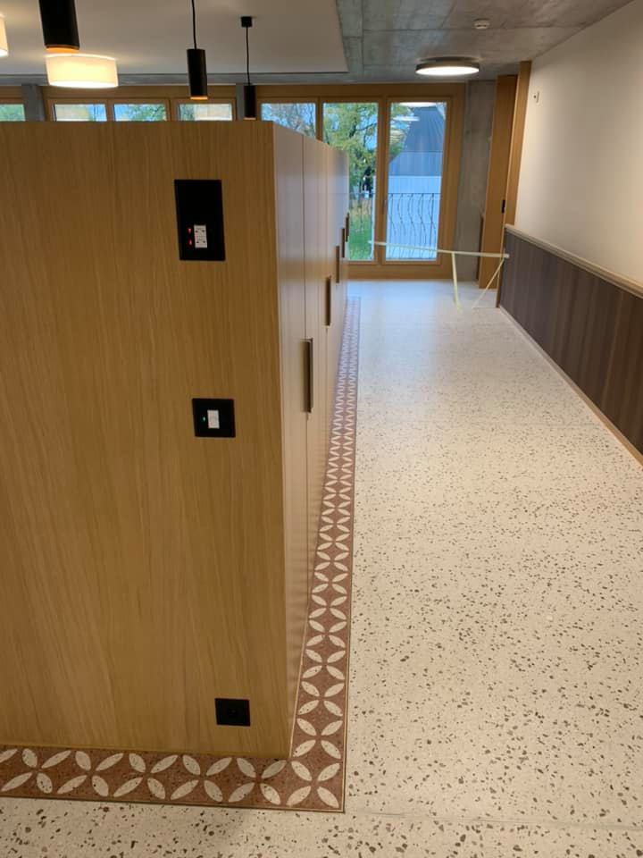 Korridor mit verfugter Trennwand