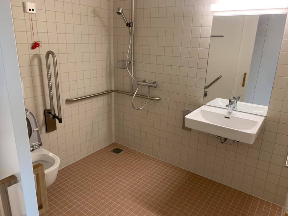 Badezimmer mit Fugen fertiggestellt