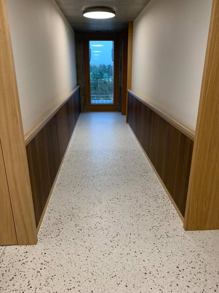 Arbeiten in einem Flur AM Fugentechnik