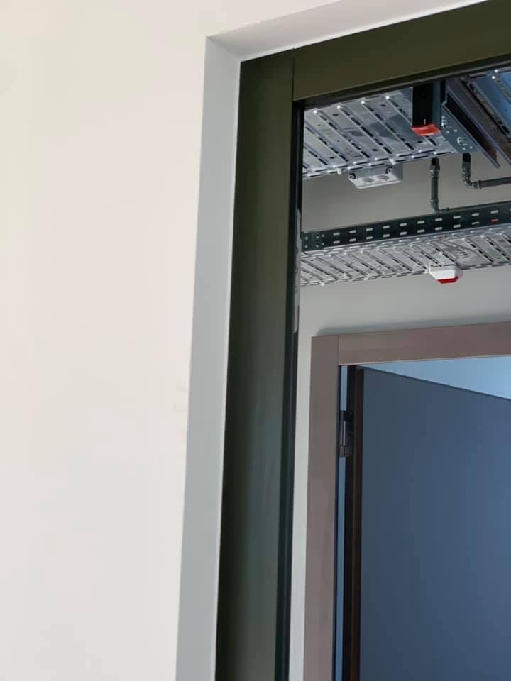 Abschlüsse um ein Fenster herum