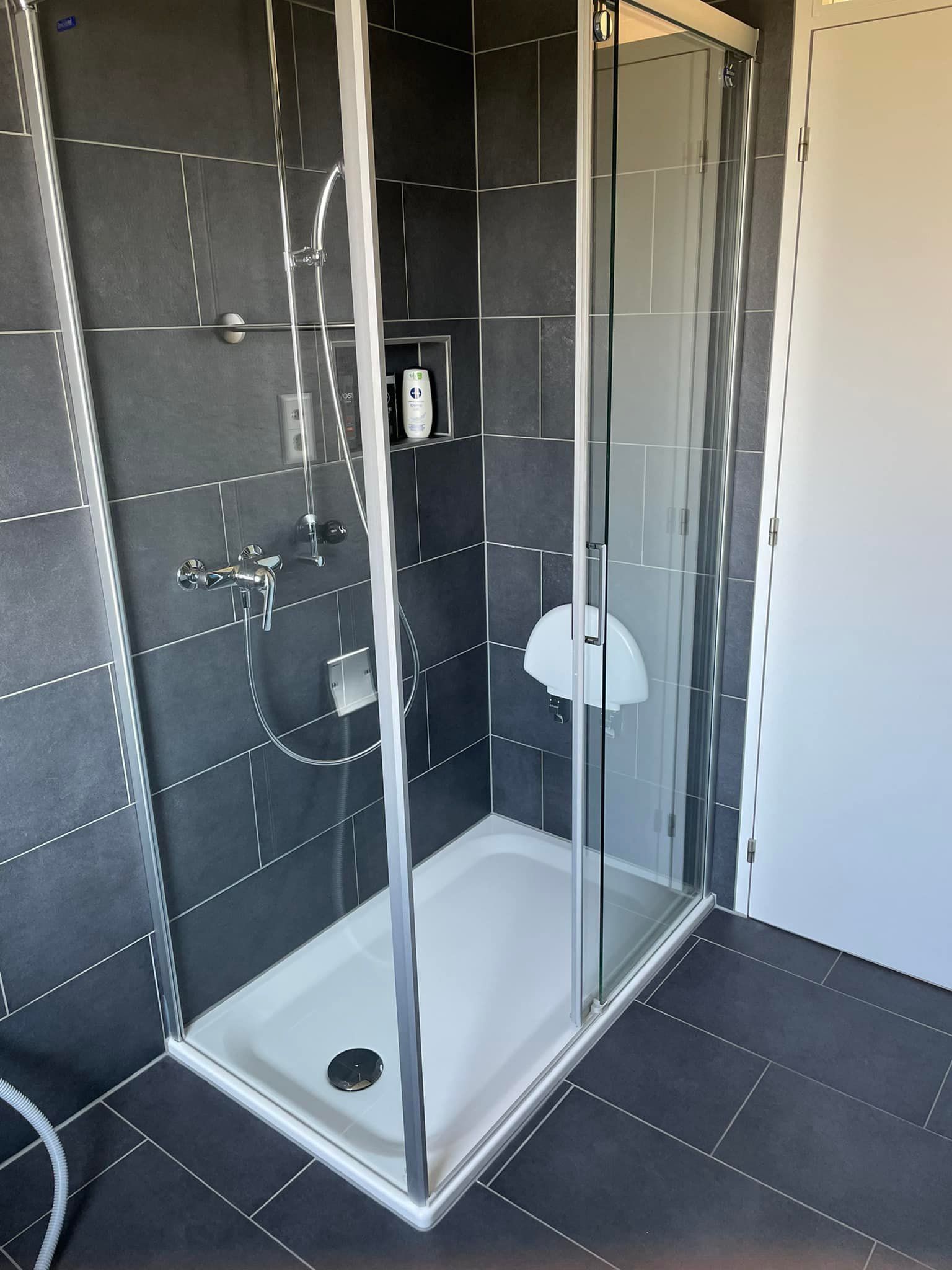 Badezimmer schwarze Kacheln
