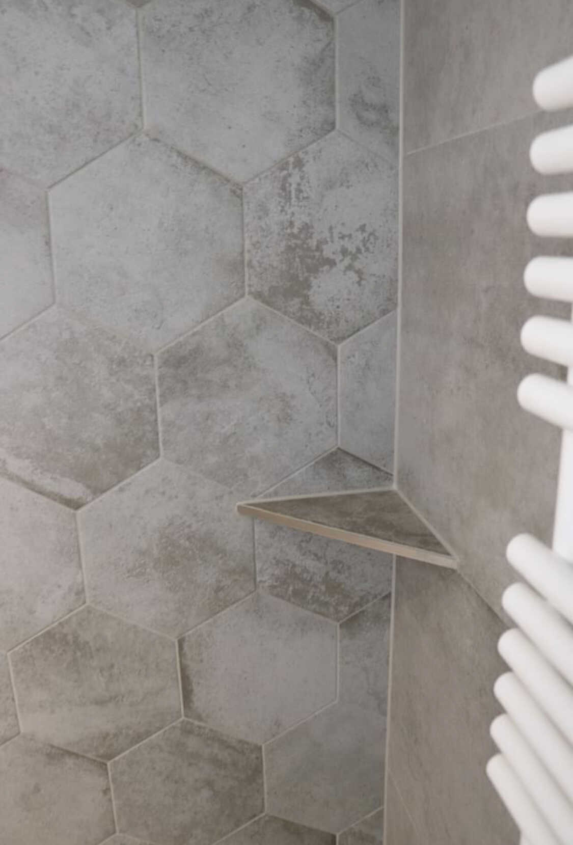 Badezimmerheizkörper und sechseckige Fliesen