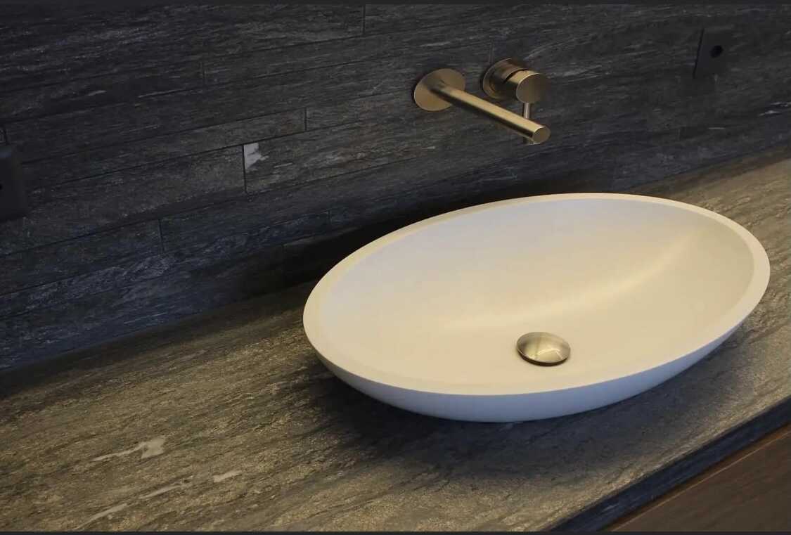 Waschbecken auf schwarzem Marmor