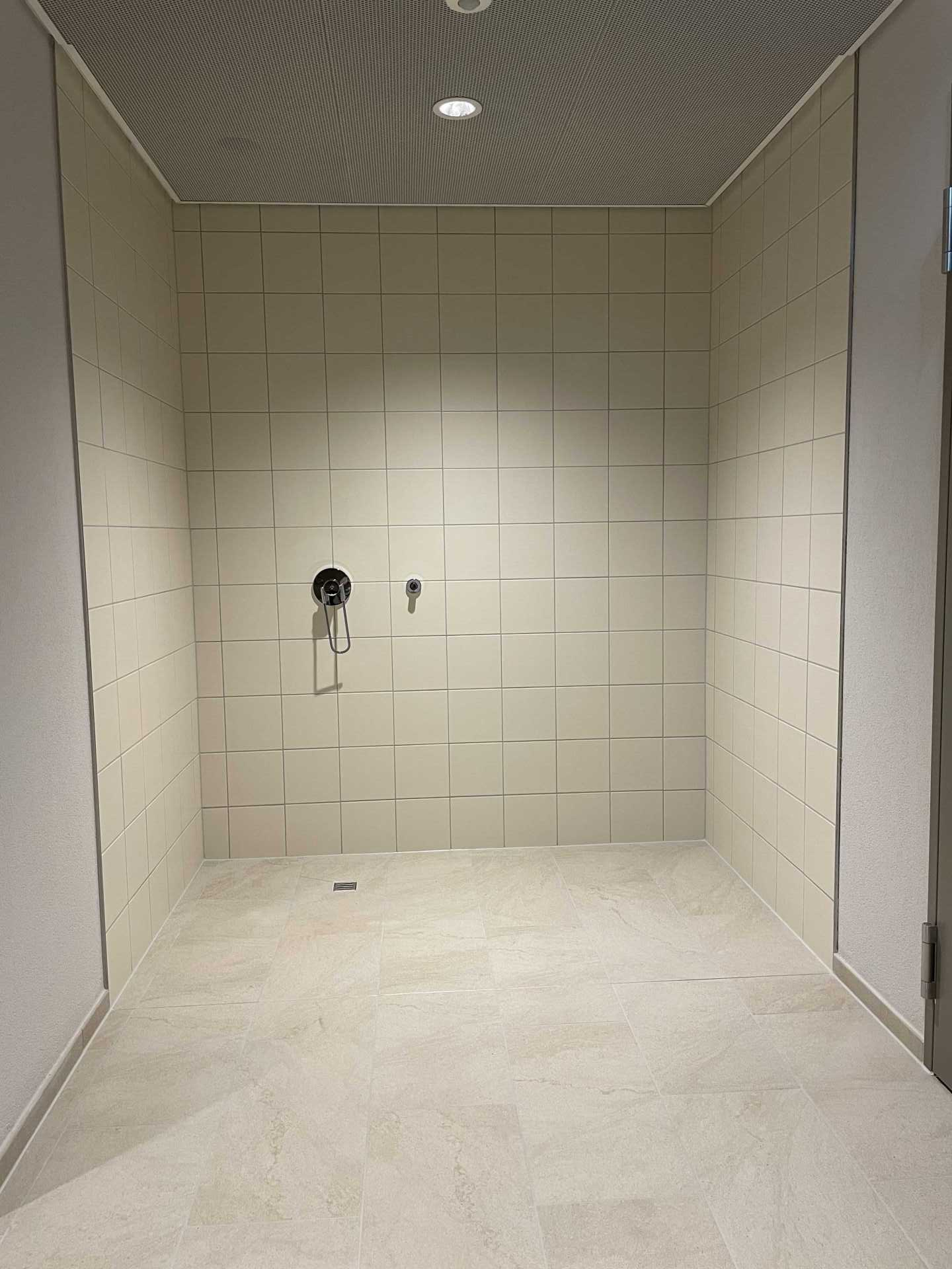 Verfugte Fliesen in einem Badezimmer