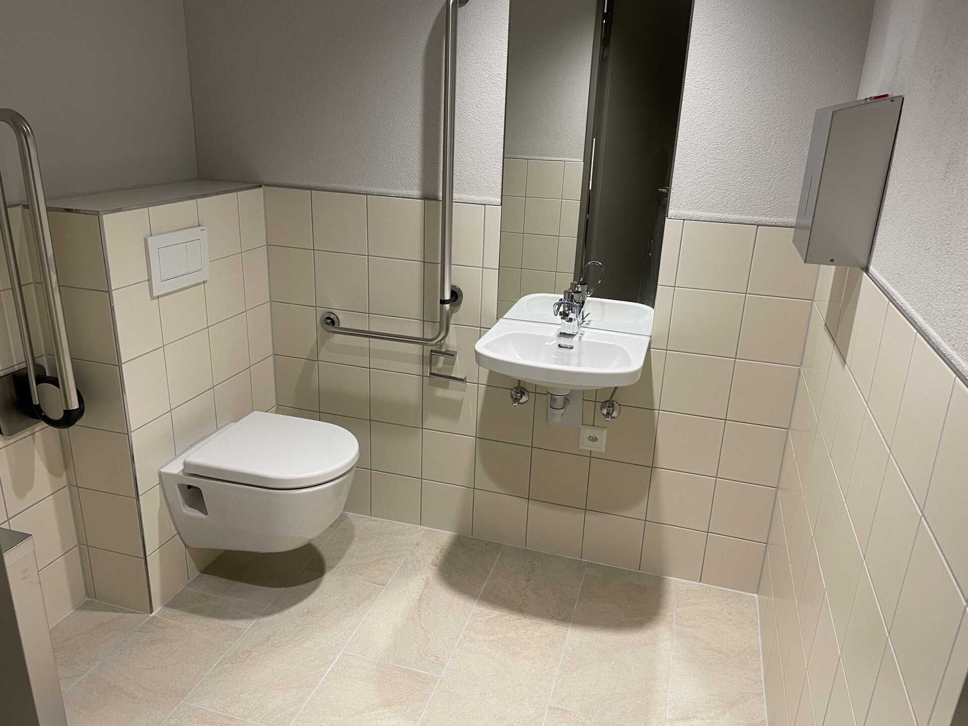 Gut eingerichtetes Badezimmer