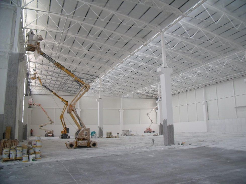 Macchinari in hangar interno