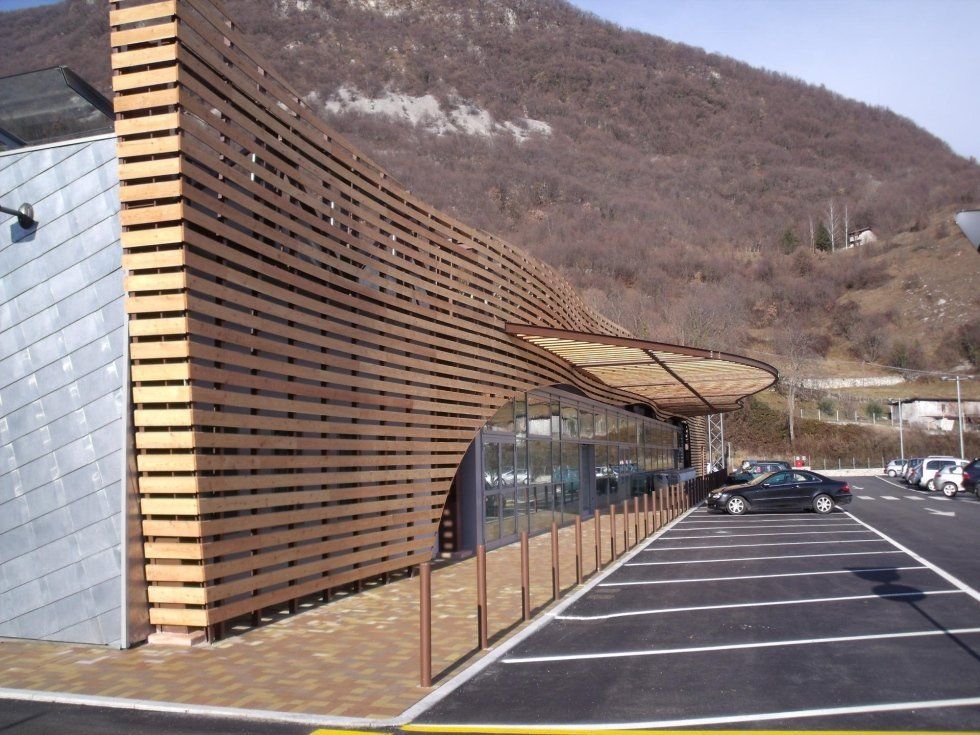 Edificio con parcheggio