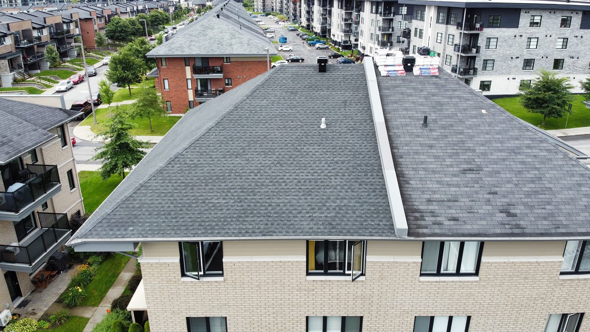 Une vue aérienne d'un bâtiment avec un toit dans un quartier résidentiel.