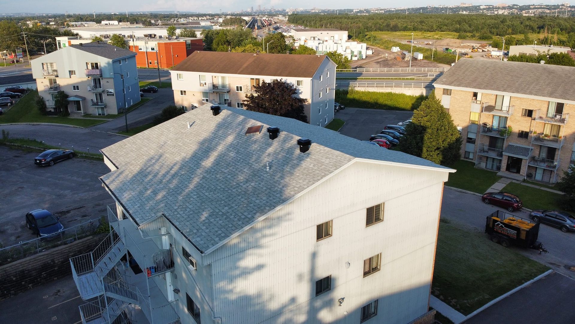 Une vue aérienne d'un bâtiment avec un toit gris