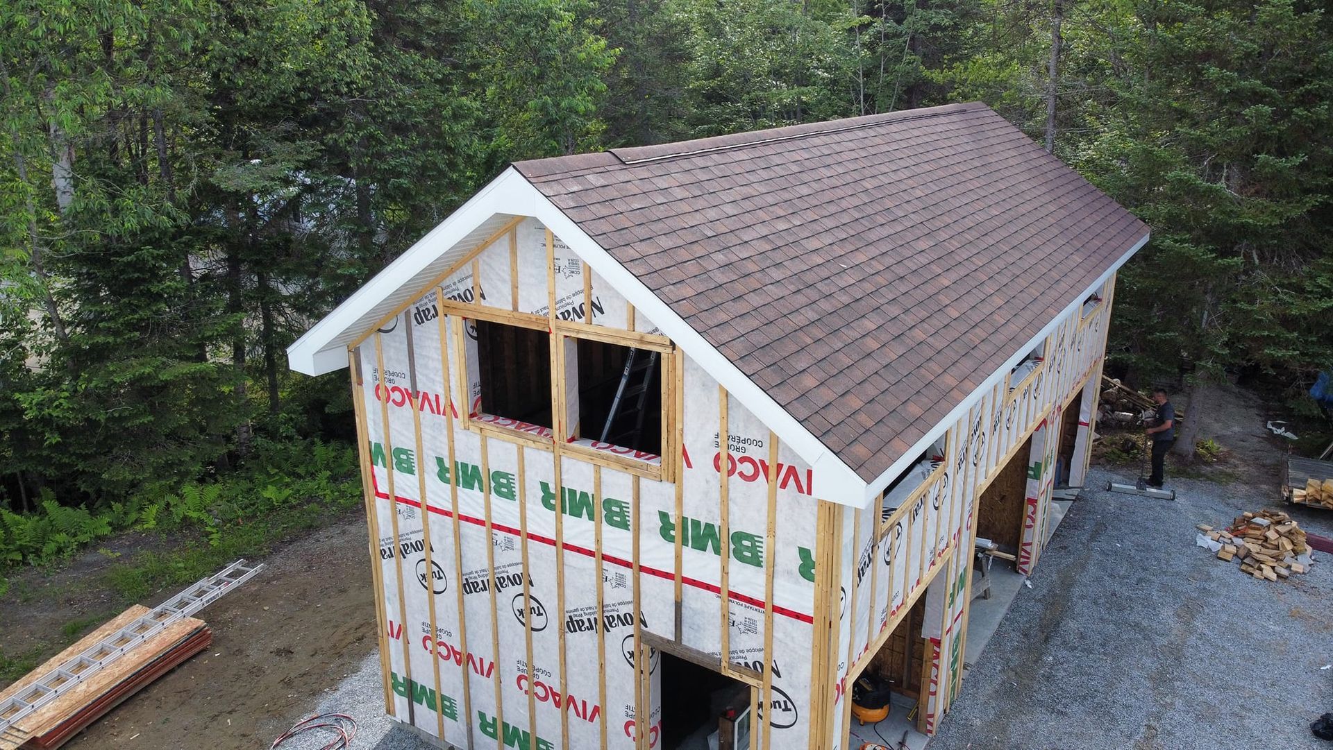 Une vue aérienne d'une maison en construction dans les bois.