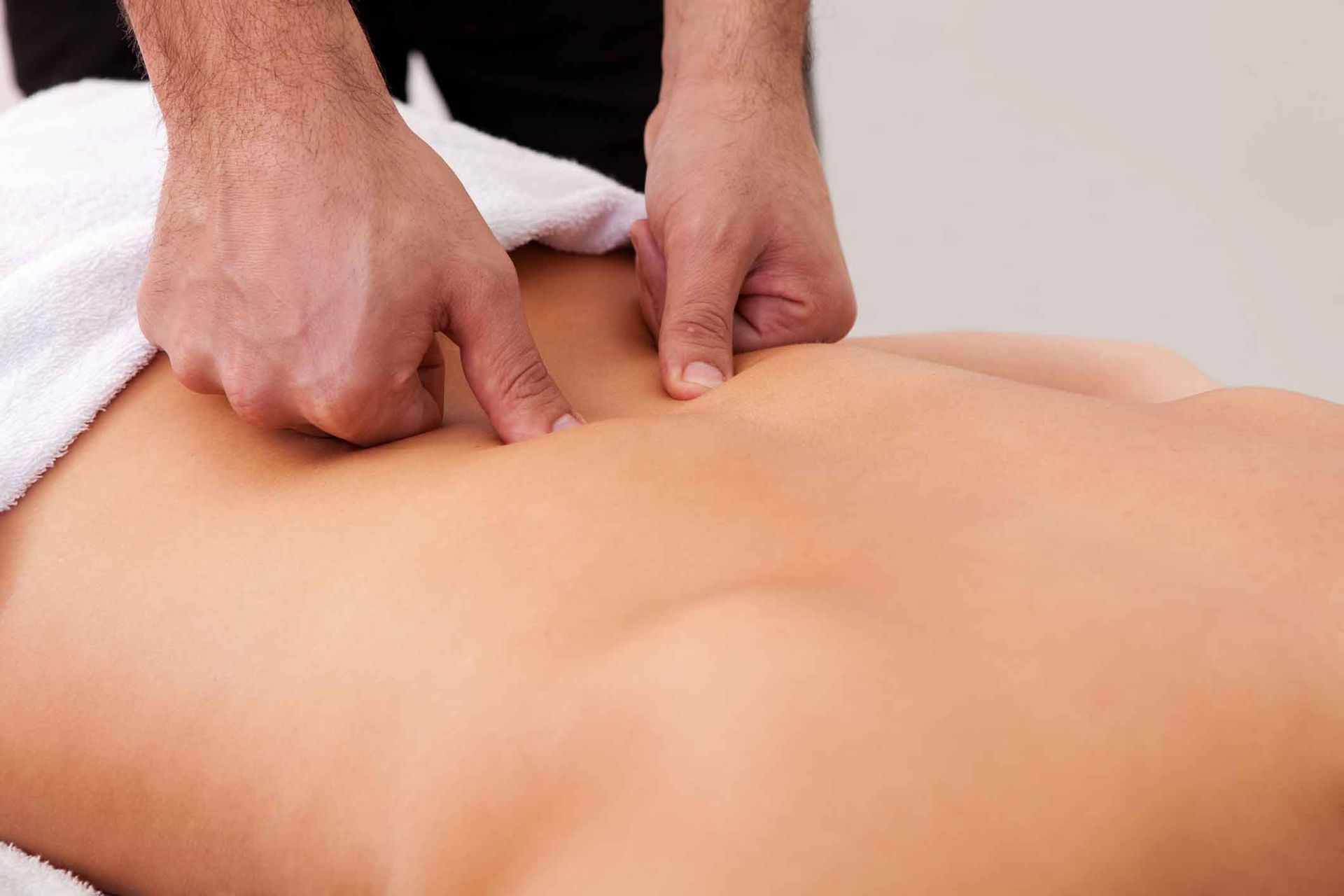 A Man Is Giving A Woman A Massage On Her Back – Coral Springs, FL - Life In Motion Bodyworks and Aesthetics