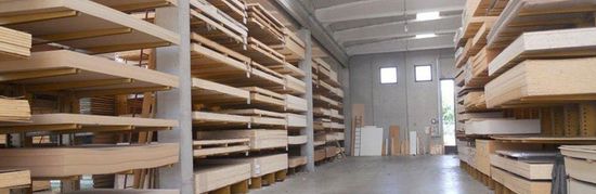 delle assi di legno in un magazzino