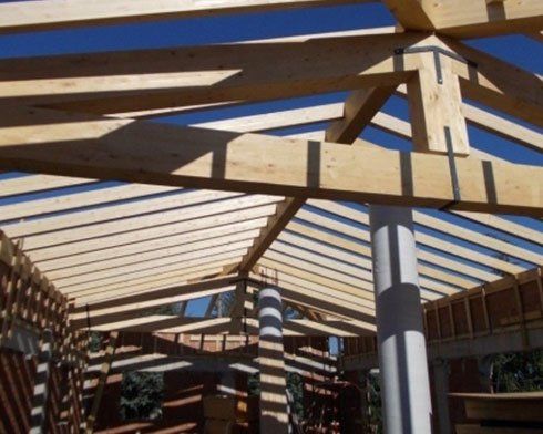 durante la costruzione di un tetto in legno