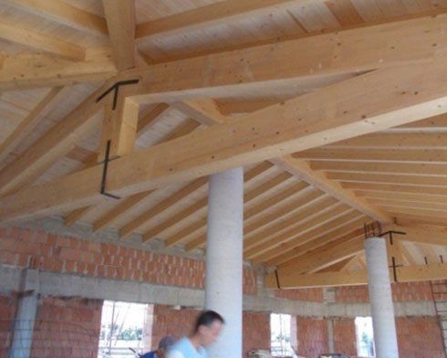 un tetto di legno supportato da delle colonne